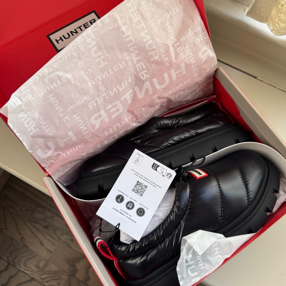 Hunter Boots size 8 - Madison Lug Sole Insulated Water Resistant Slip-on Shoes